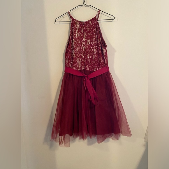 Beautiful graduation dress! Very comfortable, perfect condition! - Picture 2 of 4